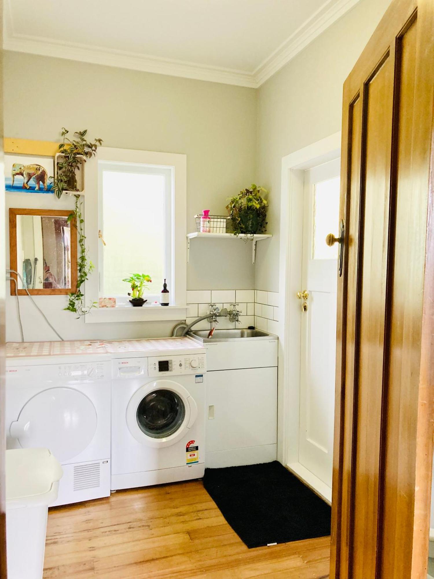 Spacious And Sunny Master Bedroom With Shared Bathrooms Auckland Exterior photo