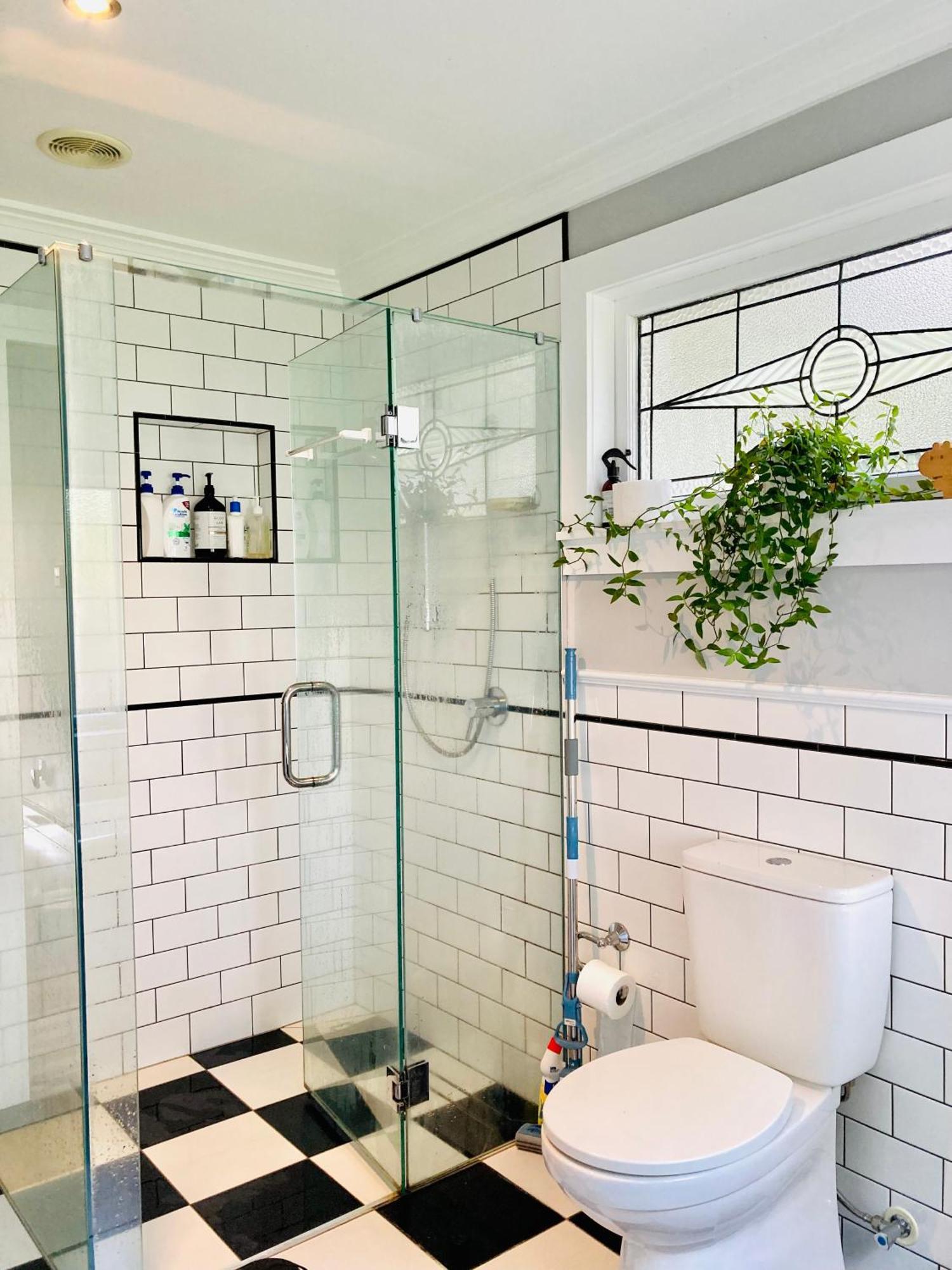 Spacious And Sunny Master Bedroom With Shared Bathrooms Auckland Exterior photo