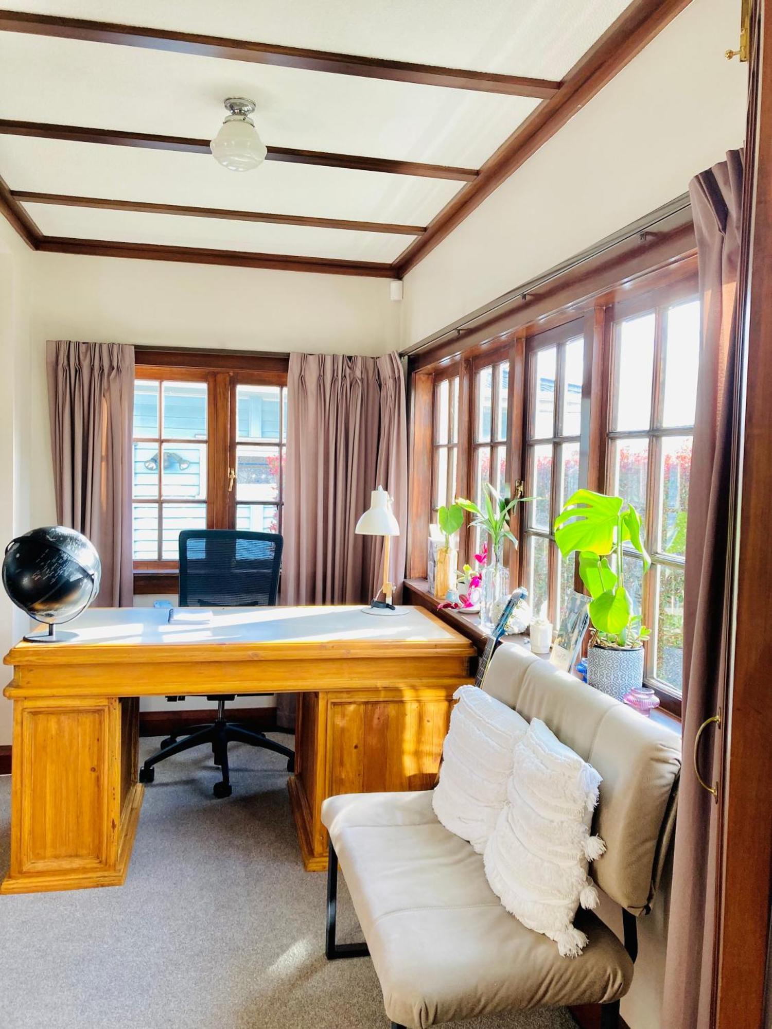Spacious And Sunny Master Bedroom With Shared Bathrooms Auckland Exterior photo