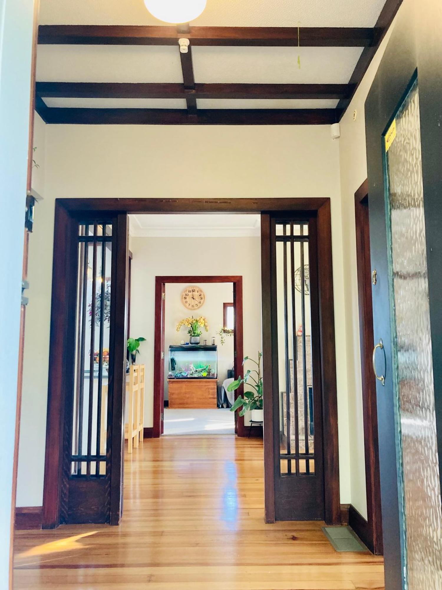 Spacious And Sunny Master Bedroom With Shared Bathrooms Auckland Exterior photo