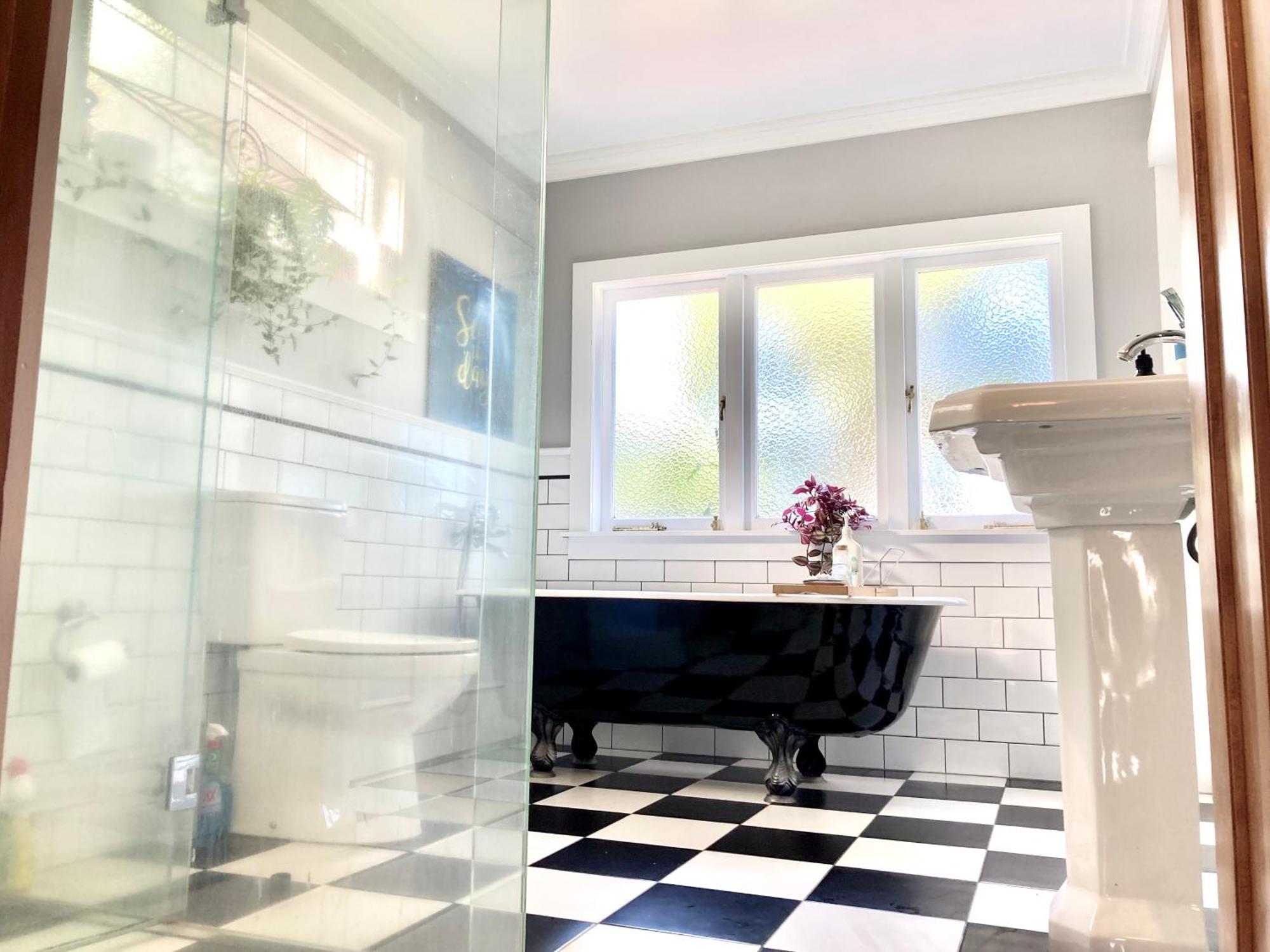 Spacious And Sunny Master Bedroom With Shared Bathrooms Auckland Exterior photo