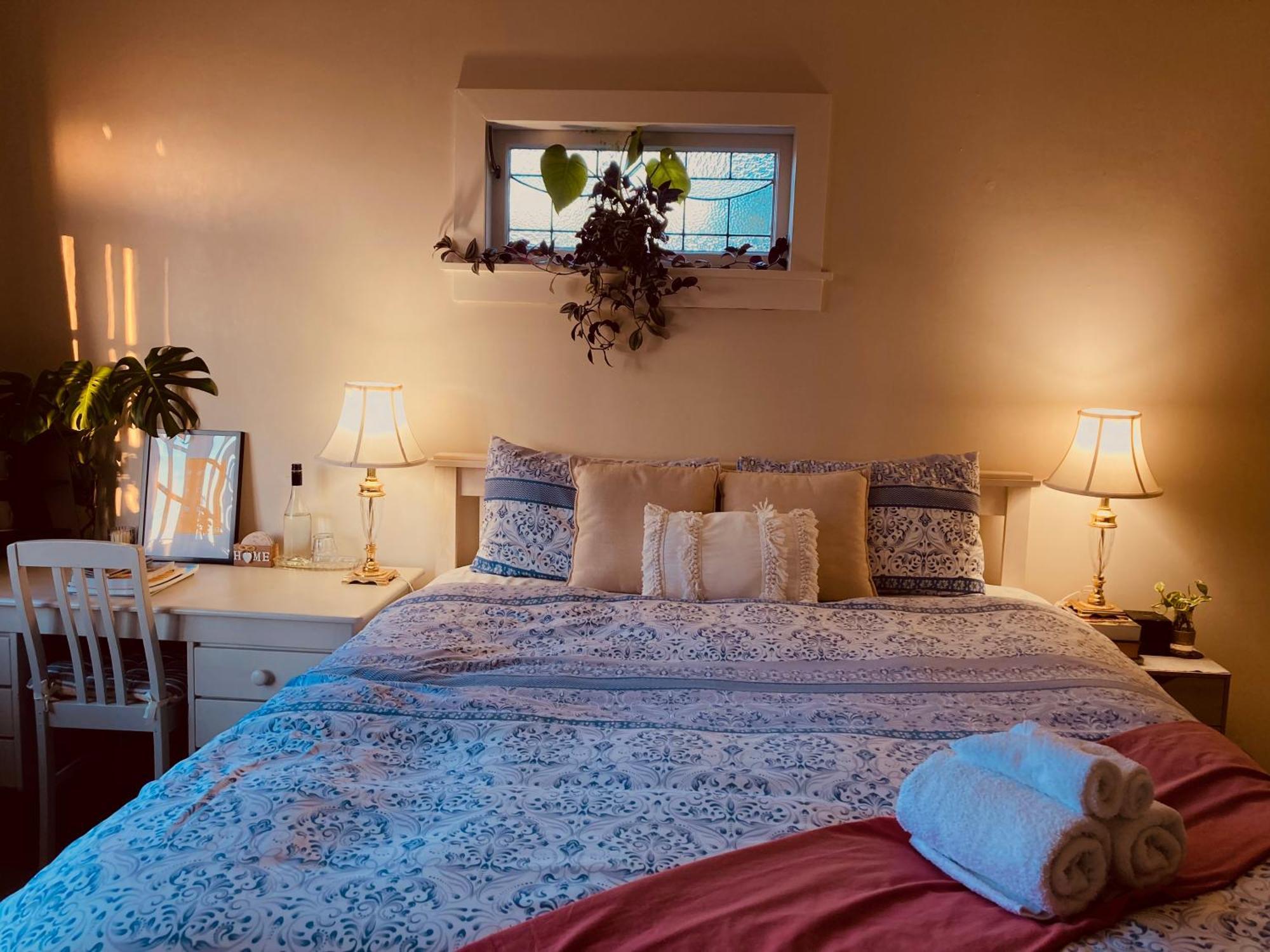 Spacious And Sunny Master Bedroom With Shared Bathrooms Auckland Exterior photo