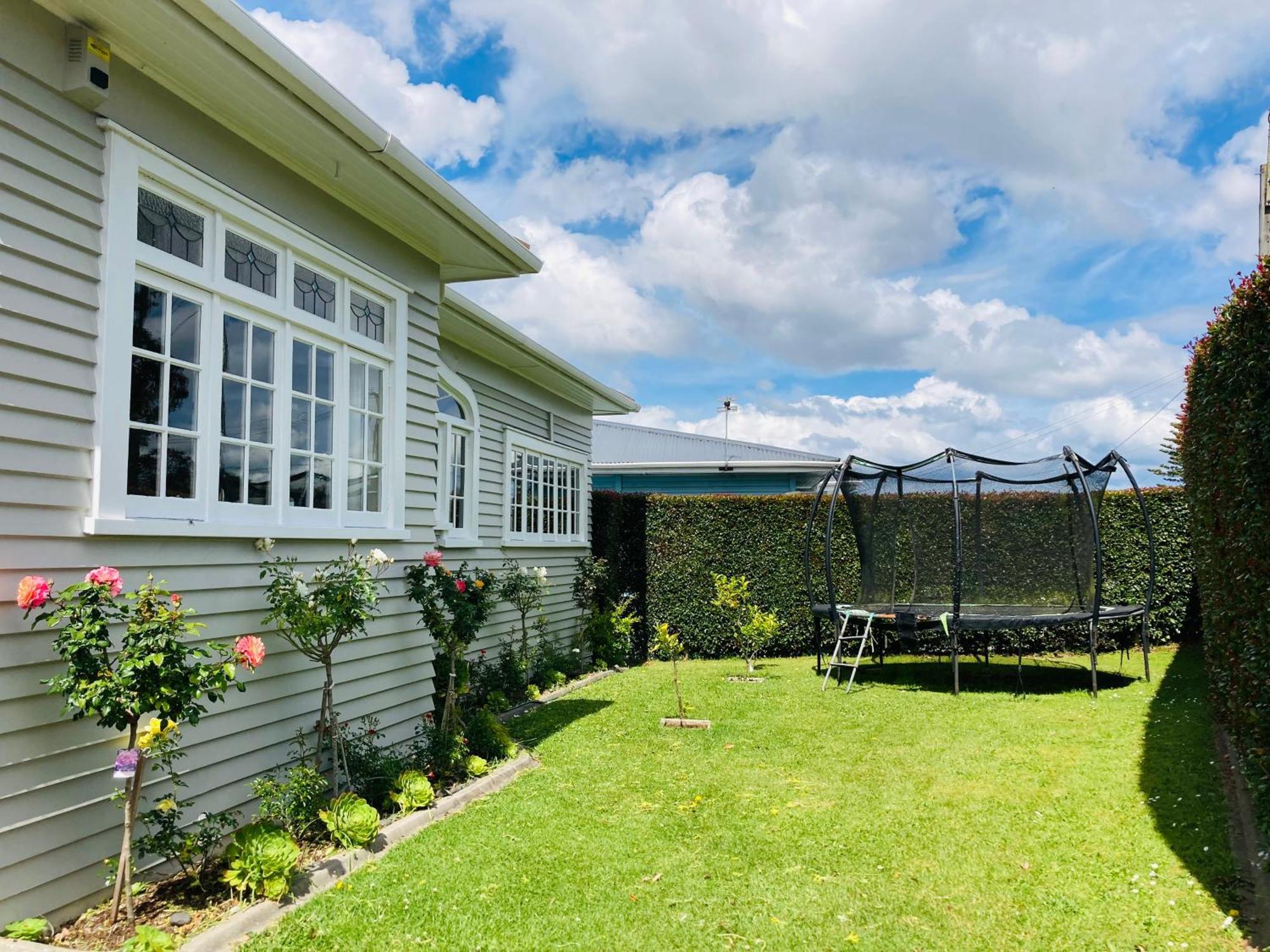 Spacious And Sunny Master Bedroom With Shared Bathrooms Auckland Exterior photo