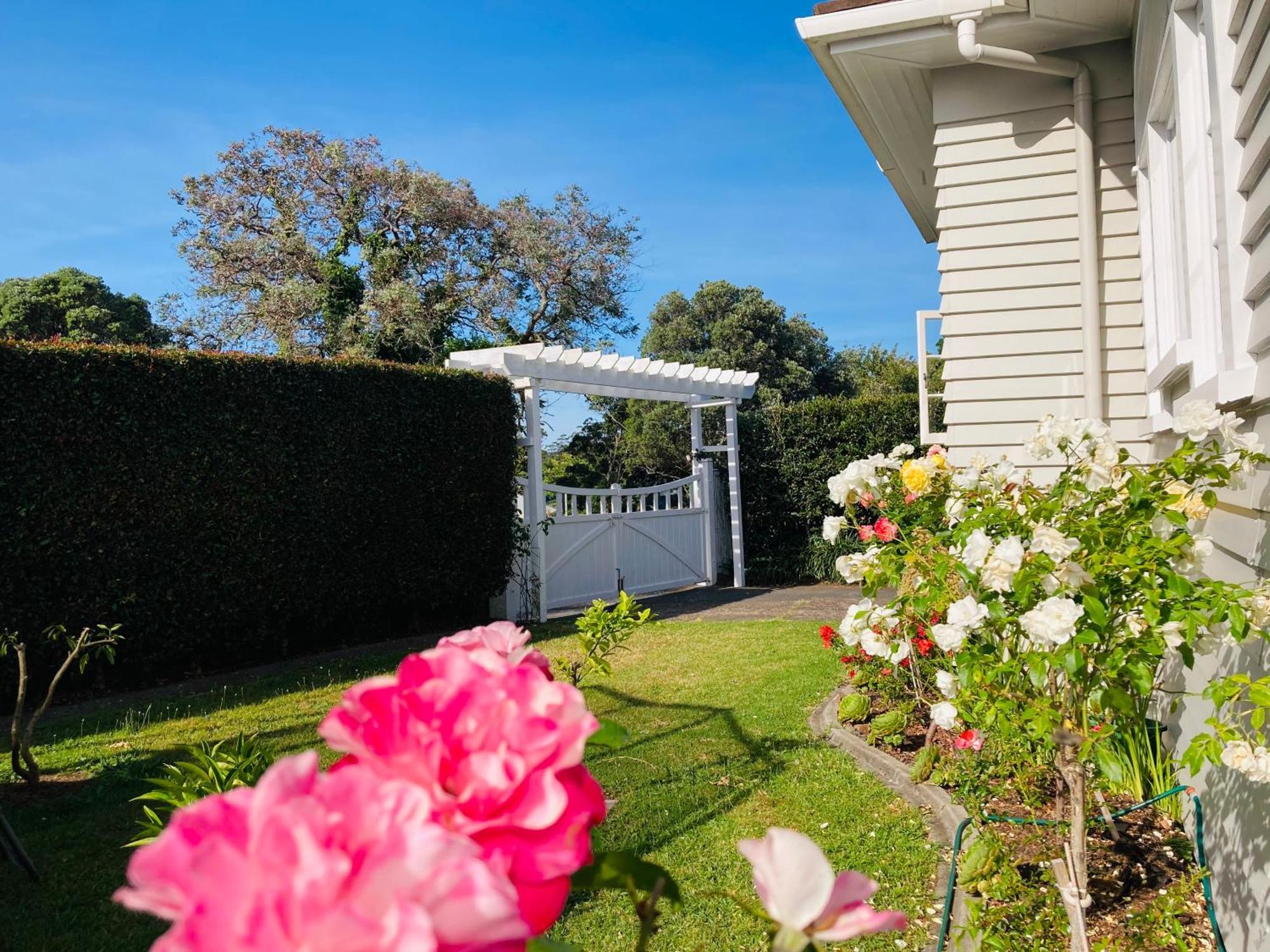 Spacious And Sunny Master Bedroom With Shared Bathrooms Auckland Exterior photo