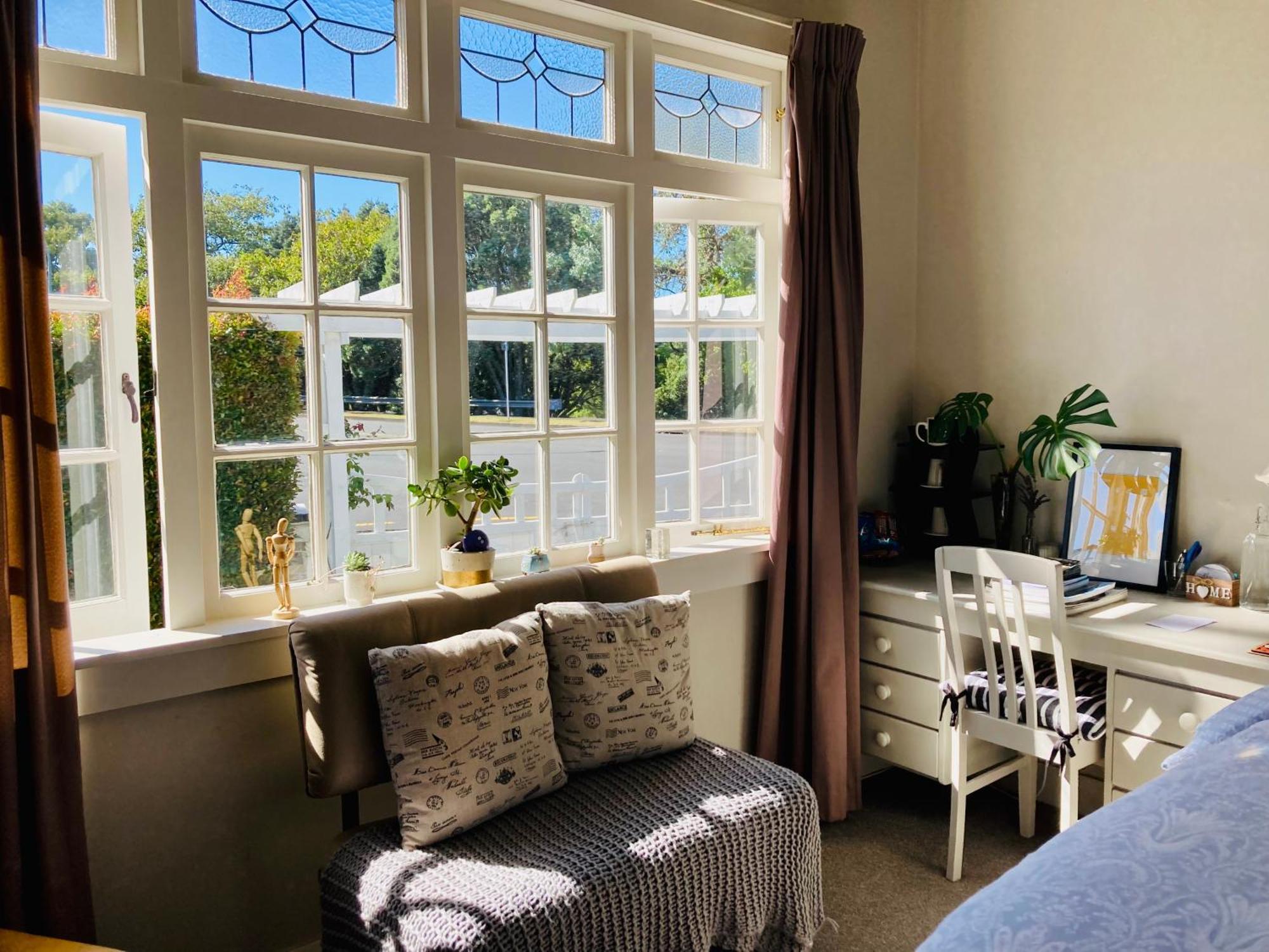Spacious And Sunny Master Bedroom With Shared Bathrooms Auckland Exterior photo